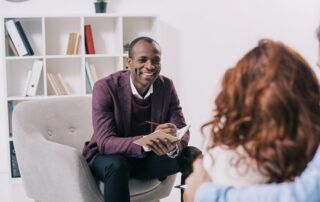 image of a therapist and patient helping people understand the differences between therapy apps vs traditional therapy
