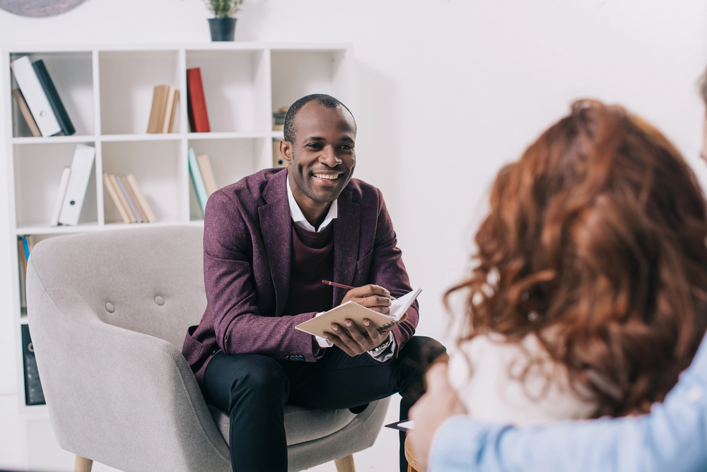 image of a therapist and patient helping people understand the differences between therapy apps vs traditional therapy